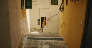 Positano 'ya giderken dar taştan dar bir sokakta koşan bir kadın..