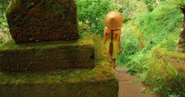 Kadınlar, Bali 'de yemyeşil yemyeşil merdivenlerdeki pirinç teraslarına hayrandır..