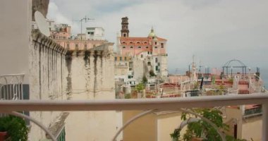 İtalya 'nın üst balkonundan Atrani çatılarının ve kilise kulesinin manzarası..