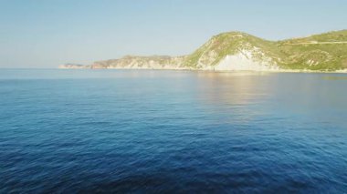 Kefalonya 'nın geniş manzarası yaz aylarında Yunanistan kıyı şeridi ve mavi deniz suları.