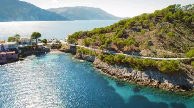 Yunanistan 'da yaz aylarında Assos köyü ve kayalık sahil manzarası.