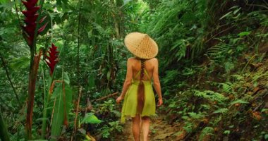 Bali 'de Tegallalang pirinç terasları yakınlarında ormanda gezinen bir kadın..