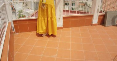 Çatı terasındaki kadın harita üzerinde çalışıyor ve güneşli Akdeniz kıyısındaki İtalya kıyılarına bakıyor..