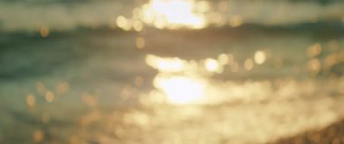 Bokeh etkisi, yazın Hırvatistan 'ın sahil manzarasından gün batımında ışıldayan deniz üzerindeki etkisi.