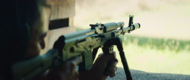 Nişancı atış talimi sırasında atış talimi yapıyor ve atış talimi yapıyor..