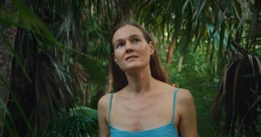 Tulum Meksika 'da tropikal bir ormanda yürüyen bir kadın..