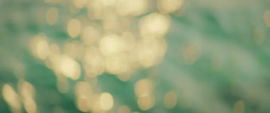 Turkuaz deniz suyunun bulanık arkaplanı ve güneşli yaz günlerinde güneş yansımaları..