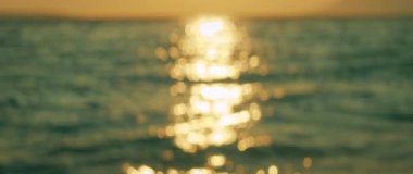 Hırvatistan 'da yaz aylarında gün batımının denize yansıması parlak altın bir yol oluşturuyor.