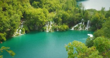 Şelaleler Plitvice Gölleri Parkı Hırvatistan 'daki ormanlardan oluşan canlı bir turkuaz göle besleniyor.