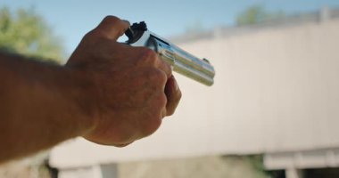 Atış talimi sırasında nişan alan ve ateş eden bir adam var..