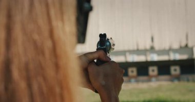 Kadın nişancı, atış poligonuna odaklanmış ve nişan almış..