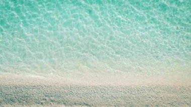 Yunanistan 'ın Kefalonya sahilindeki temiz turkuaz suyu çakıl taşları üzerinde yavaşça süzülüyor.