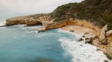 Yaz boyunca Kefalonia sahillerinde kayalık kayalıkların yanında kumlu Pessada sahilinde tek başına yürüyen bir kadın..