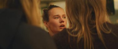 Kadın iki kişiyle konuşurken duygusal tepki veriyor..