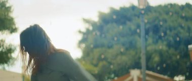 Çağdaş dans gösterisi sırasında, ağaçların ve sokak lambalarının yanında kadın dansçı serbestçe dışarı çıkıyor..