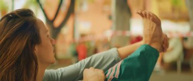 Bir kadın gündüz seansı sırasında açık havada mindere uzanıyor..