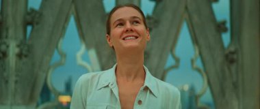 Gülümseyen ziyaretçi İtalya 'da Duomo di Milano' nun gotik çatı mimarisinden keyif alıyor.