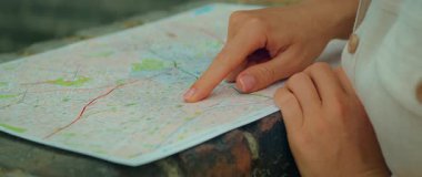 İtalya 'nın Milano şehrinin haritasında bir güzergahın izini sürüyor..