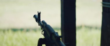 Atış poligonunda tüfek namlusunun yakın plan görüntüsü.