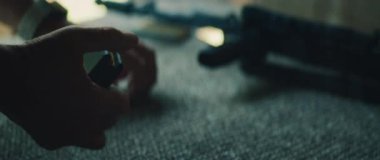 Açık hava menzilinde kullanmak üzere yarı otomatik tüfeğe el yapımı şarjör takılıyor..