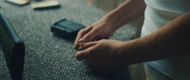 Kadın, silah eğitimi sırasında tüfek mermisi doldurma alıştırması yapıyor..