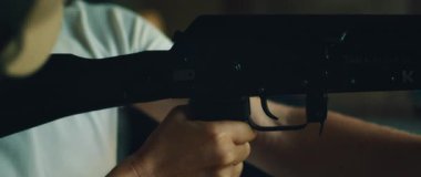 Ateşli silah taşıma eğitimi sırasında dışarıda tüfekle nişan alan kadının yakın çekimi..