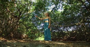 Meksika 'nın Yucatan Yarımadası yakınlarındaki yemyeşil mangrov ormanlarını keşfeden bir kadın..