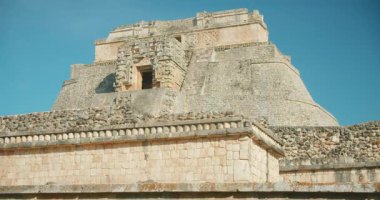 Meksika, Yucatan 'daki Uxmal arkeoloji sahasında dekoratif elementlerle Sihirbazın Piramidinin ön görüntüsü.