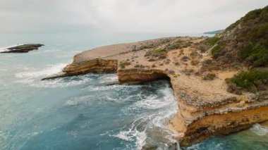 Kıyı kayalıkları ve turkuaz deniz Yunanistan 'ın Kefalonia kentindeki uzak plaj noktasında buluştu.