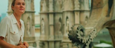 Duomo Milan Katedrali 'nin çatısındaki gotik mimariyi gözlemleyen kadına yakın çekim.