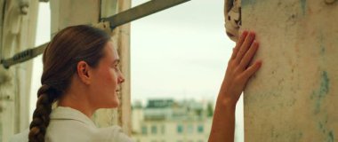 İtalya 'da yaz aylarında Duomo Milan Katedrali' nin çatısındaki sütuna dokunan kadın..