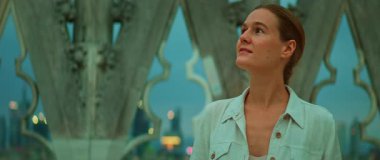 Turistler, Milano Katedrali 'nin çatı katındaki gotik taş tasarımlarının manzarasına bayılıyor..