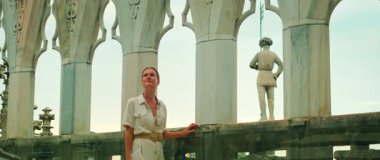 Ziyaretçi, İtalya 'daki Duomo di Milano' nun çatısındaki gotik kemerlere bakıyor..