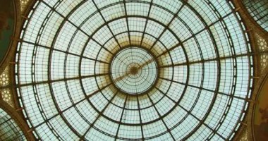 Cam kubbe, tarihi binanın hemen altından görünüyor..