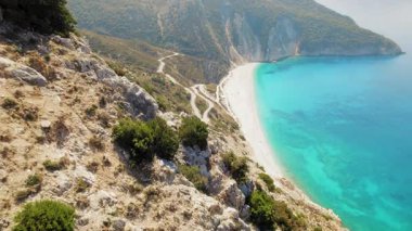 Virajlı yol ve Myrtos Sahili 'ndeki sahil manzarası, Kefalonia Yunanistan manzaralı bir bakış açısıyla.