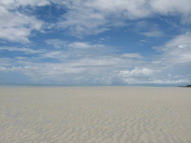 Hint Okyanusu ve Nungwi kumlu sahili üzerindeki bulutlu gökyüzü bir bahar günü, Zanzibar, Tanzanya