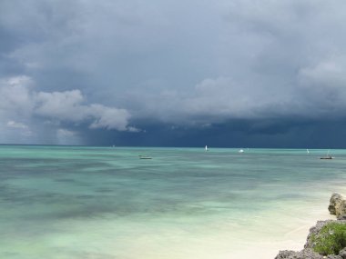 Hint Okyanusu 'nun fırtınalı bir gününde Nungwi sahilinden, Zanzibar, Tanzanya' dan nefes kesici bir manzara.