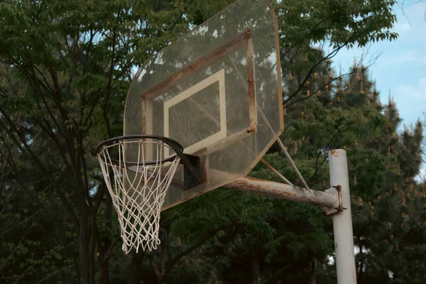 篮球场上的篮筐 — 图库照片