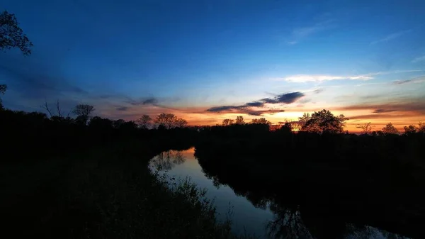 Widok Zachodu Słońca Łące Tle Rzeki — Zdjęcie stockowe