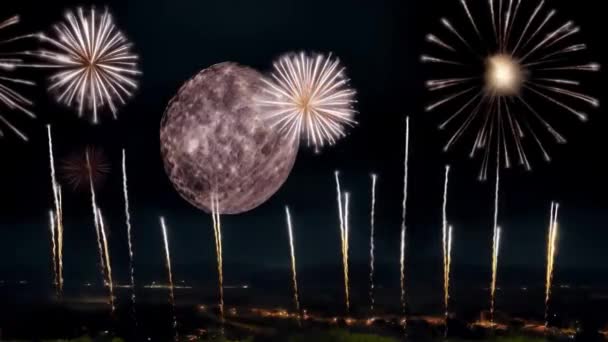 Съемки Взрывы Красочных Фейерверков Фоне Города Короткое Видео Красочного Новогоднего — стоковое видео