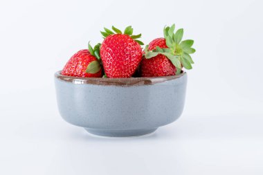 Beyaz arka plan üzerinde seramik kase taze çilek