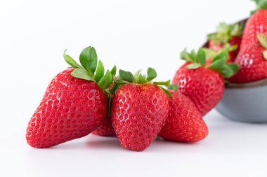 Beyaz arka plan üzerinde seramik kase taze çilek