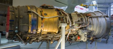 Uçak motoru detayı havacılık hangarında, bir turbo jet motorunun ayrıntıları.