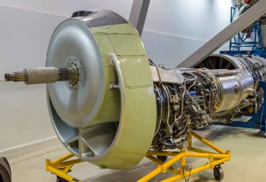Uçak motoru detayı havacılık hangarında, bir turbo jet motorunun ayrıntıları.