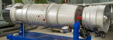 Uçak motoru detayı havacılık hangarında, bir turbo jet motorunun ayrıntıları.