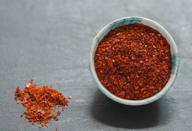 Geleneksel doğu baharatları seramik kaselerde. Kara kimyon tohumu, kırmızı biber, kurutulmuş nane, himalaya tuzu..