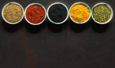 Geleneksel doğu baharatları seramik kaselerde. Kara kimyon tohumu, kırmızı biber, kurutulmuş nane, himalaya tuzu..