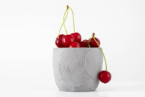 Beyaz arka planda taze kiraz