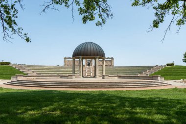 Halk parkında kubbeli antik bir amfi tiyatronun yeniden canlandırılması.