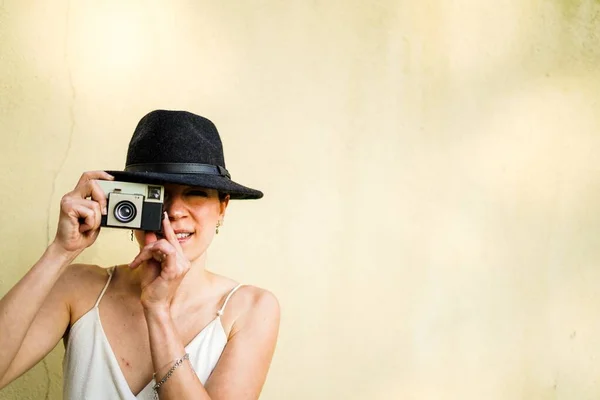 Chica Con Sombrero Vestido Blanco Tomando Fotos Con Una Cámara — Foto de Stock